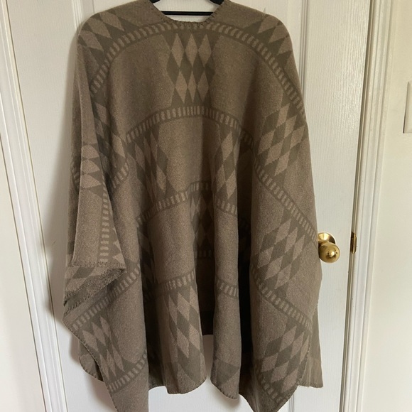 Roots Blanket Poncho - Picture 2 of 3